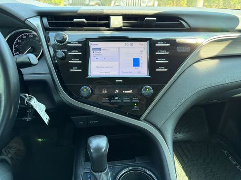 Used 2020 Toyota Camry SE FWD image 6