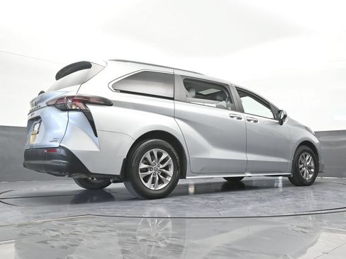 Used 2024 Toyota Sienna XLE FWD image 62