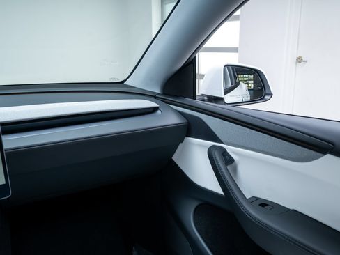 Used 2026 Tesla Model Y 2WD image 10