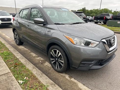 Used 2019 Nissan Kicks SV FWD image 2