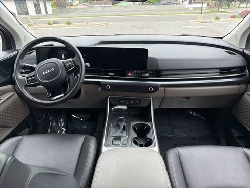 Used 2025 Kia Carnival FWD image 15