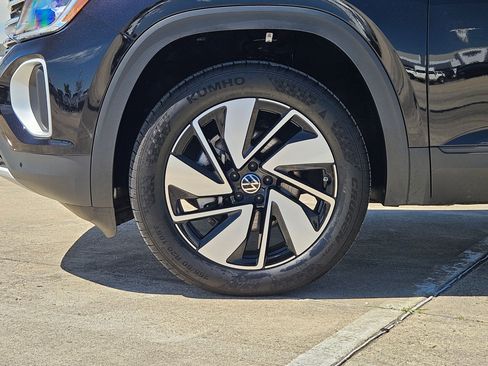 Used 2025 Volkswagen Atlas SE image 11