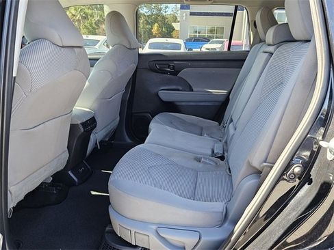 Used 2021 Toyota Highlander LE image 4
