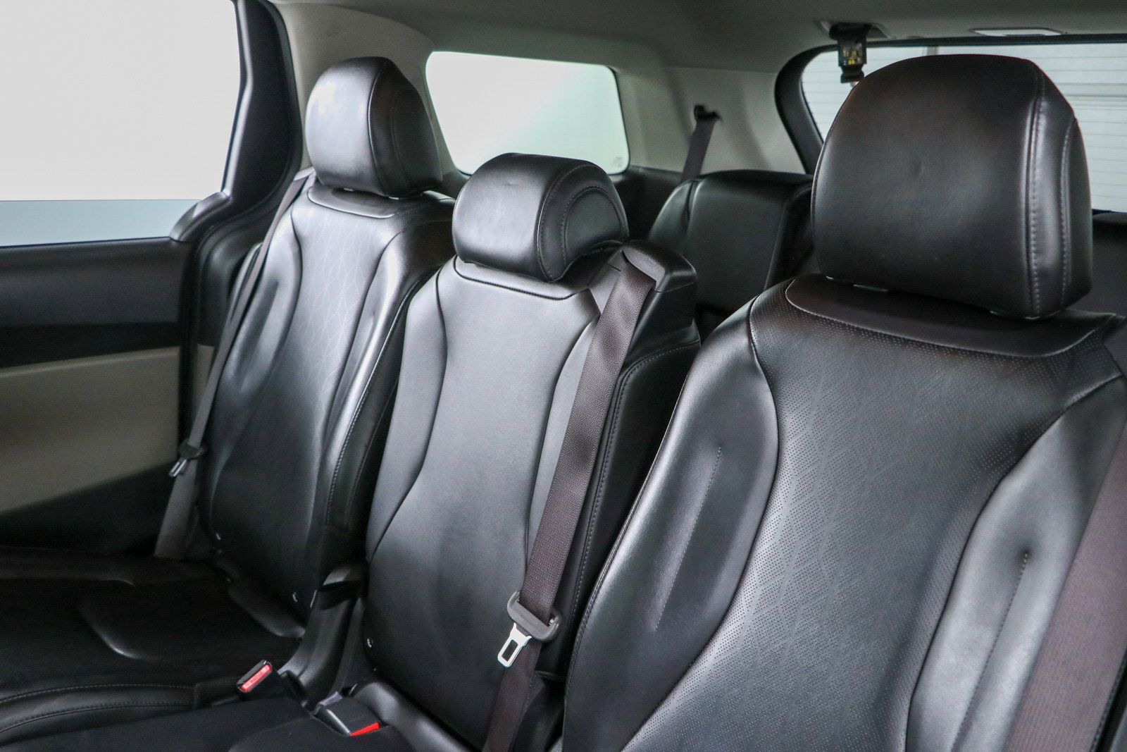 Used 2025 Kia Carnival FWD image 24