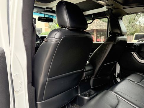 Used 2016 Jeep Wrangler Unlimited Rubicon w/ Connectivity Group image 37