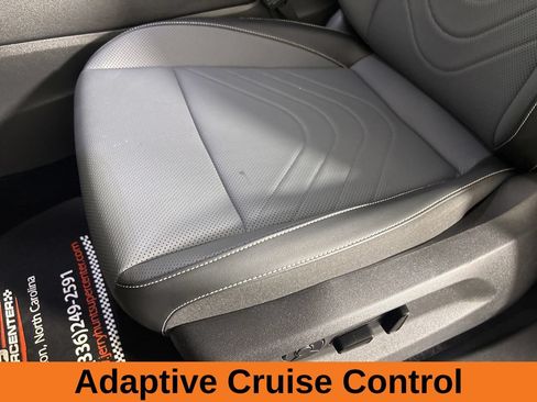 Used 2025 Volkswagen Tiguan SE AWD/4WD image 12