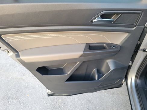 Certified 2022 Volkswagen Atlas Cross Sport SE image 11