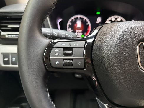 Used 2025 Honda Pilot EX-L image 18