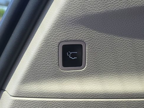 Used 2023 Chrysler Voyager LX FWD image 13