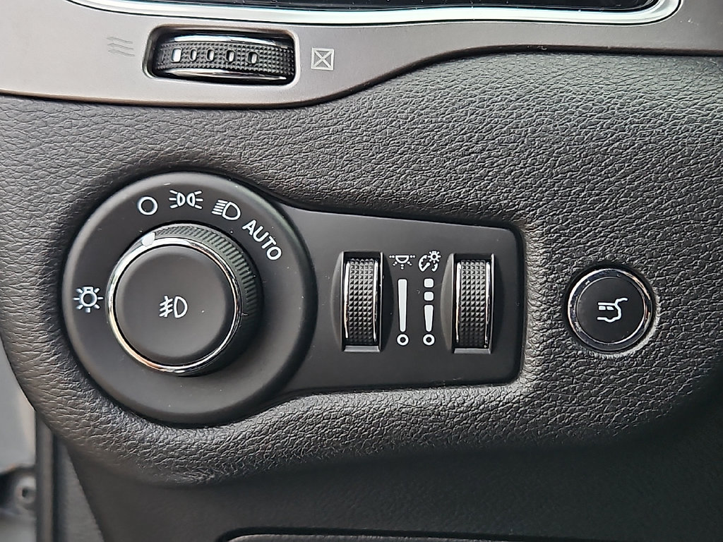 Used 2021 Jeep Cherokee Limited AWD/4WD image 27