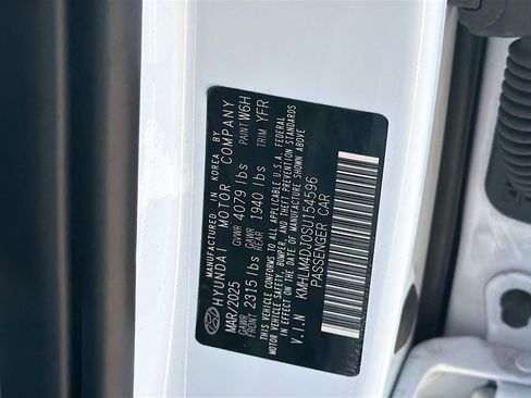 Used 2025 Hyundai Elantra Blue image 37