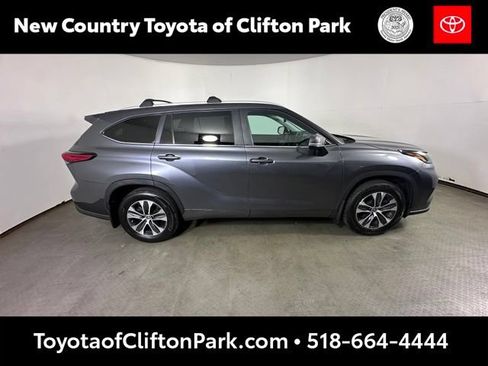 Used 2023 Toyota Highlander XLE AWD/4WD image 2