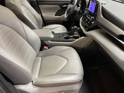 Used 2023 Toyota Highlander XLE FWD image 35