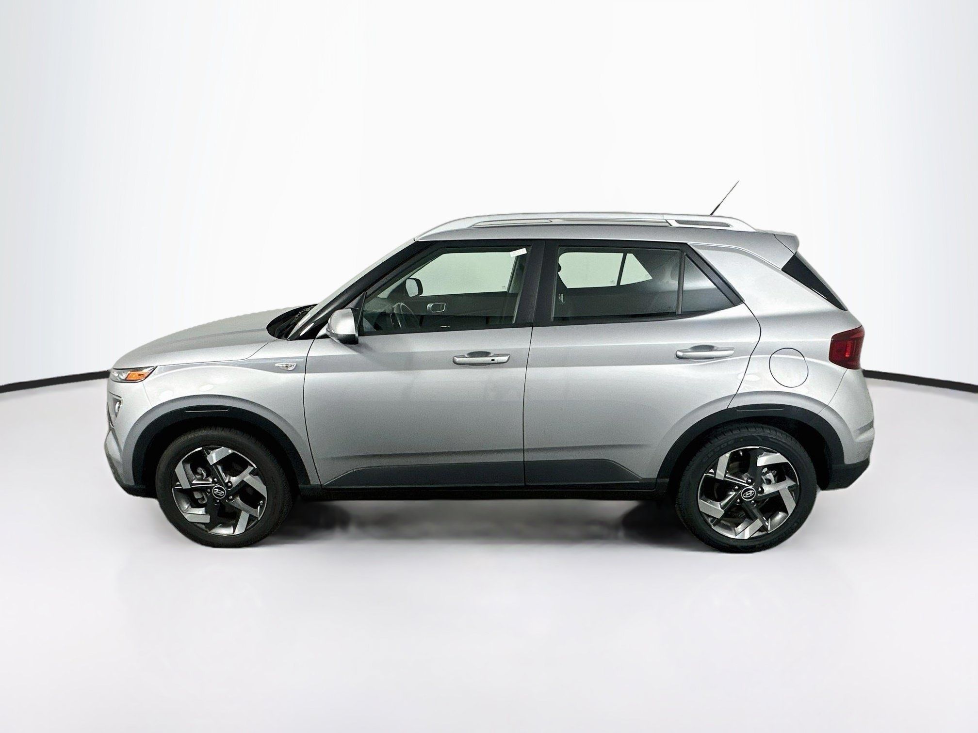 Used 2025 Hyundai Venue SEL FWD image 4