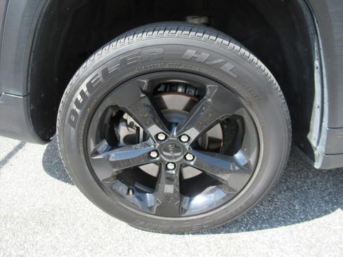 Used 2024 Jeep Grand Cherokee L Laredo image 5