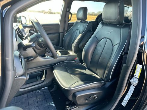 Used 2025 Chrysler Pacifica Limited image 11