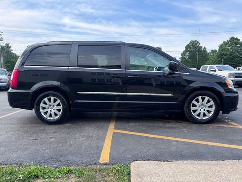 Used 2014 Chrysler Town & Country Touring FWD image 5