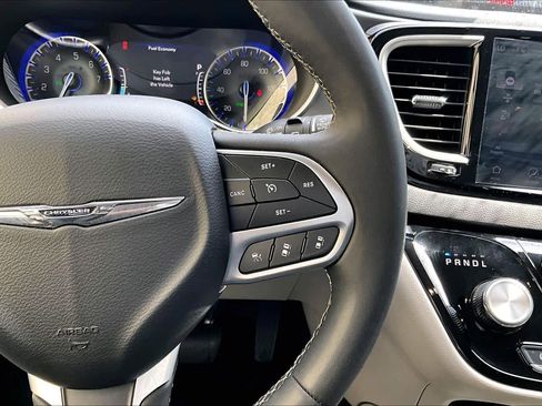 Used 2024 Chrysler Pacifica Touring-L FWD image 25