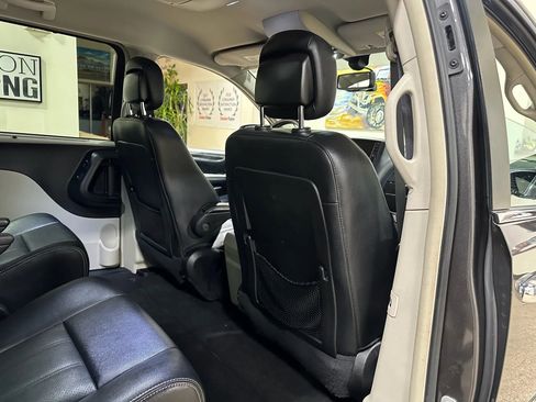 Used 2016 Chrysler Town & Country Touring-L w/ Driver Convenience Group image 28