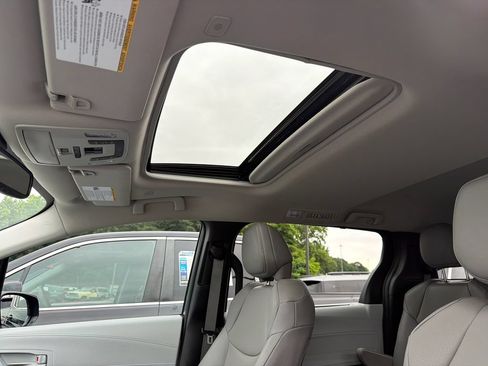 Used 2025 Toyota Sienna XLE FWD image 31