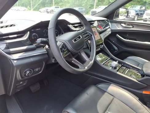 Used 2023 Jeep Grand Cherokee L Overland w/ Luxury Tech Group IV AWD/4WD image 16