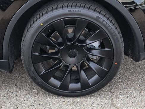 Used 2023 Tesla Model Y Long Range image 11