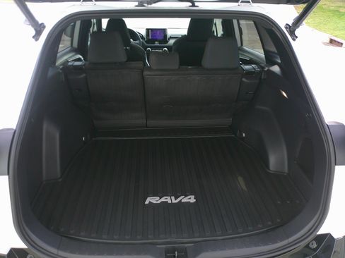 Used 2023 Toyota RAV4 SE w/ Convenience Package image 33