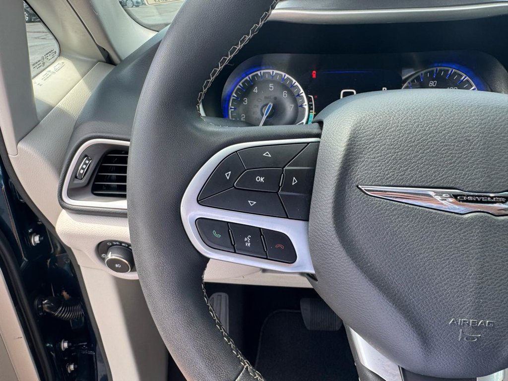 Used 2023 Chrysler Pacifica Touring-L FWD image 26