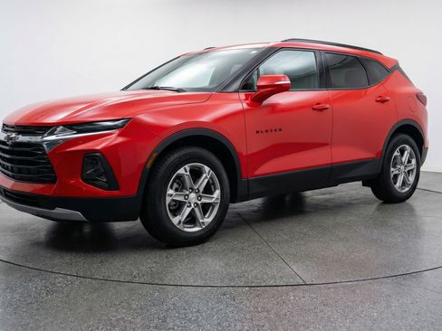 Used 2025 Chevrolet Blazer LT FWD image 3