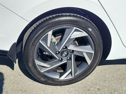 Used 2025 Hyundai Elantra SEL image 24
