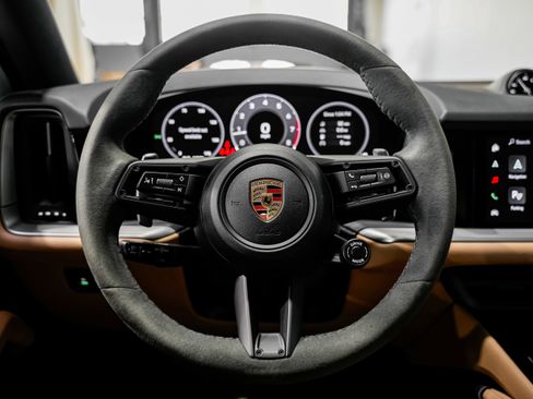 Used 2024 Porsche Cayenne w/ Premium Package Plus image 11