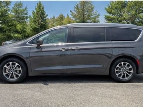 Used 2024 Chrysler Pacifica Touring-L FWD image 17