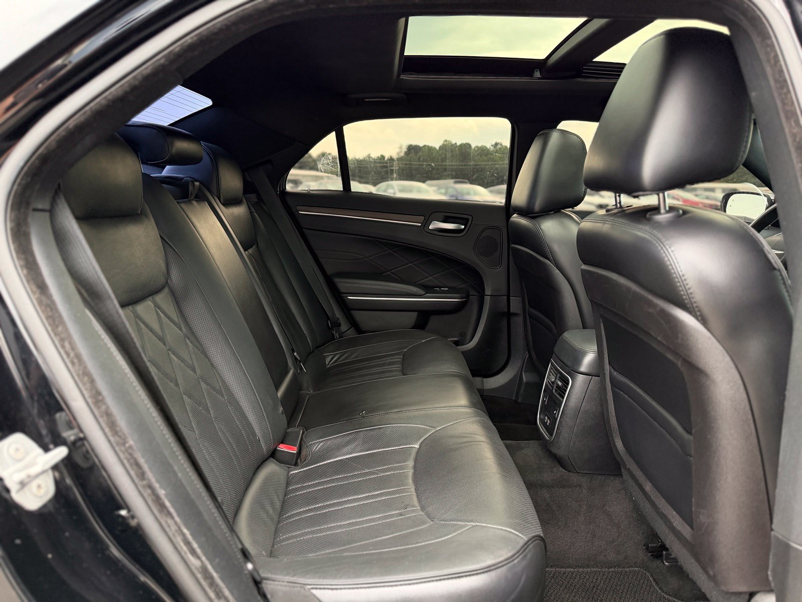 Used 2015 Chrysler 300 C Platinum w/ Harman/Kardon Audio Group RWD image 19