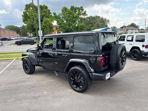 Used 2025 Jeep Wrangler Unlimited Sahara w/ Safety Group AWD/4WD image 4