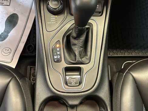 Used 2019 Jeep Cherokee Latitude Plus w/ Cold Weather Group image 22