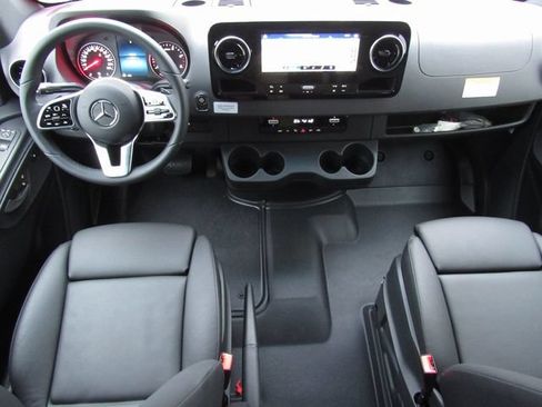 Used 2022 Mercedes-Benz Sprinter 2500 image 32