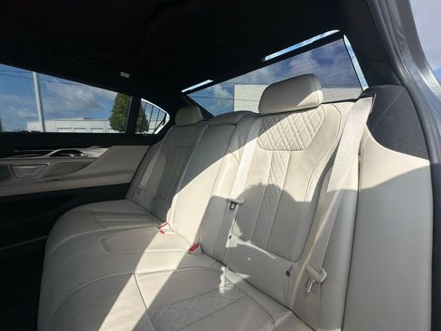 Used 2019 BMW 750i w/ Executive Package image 21
