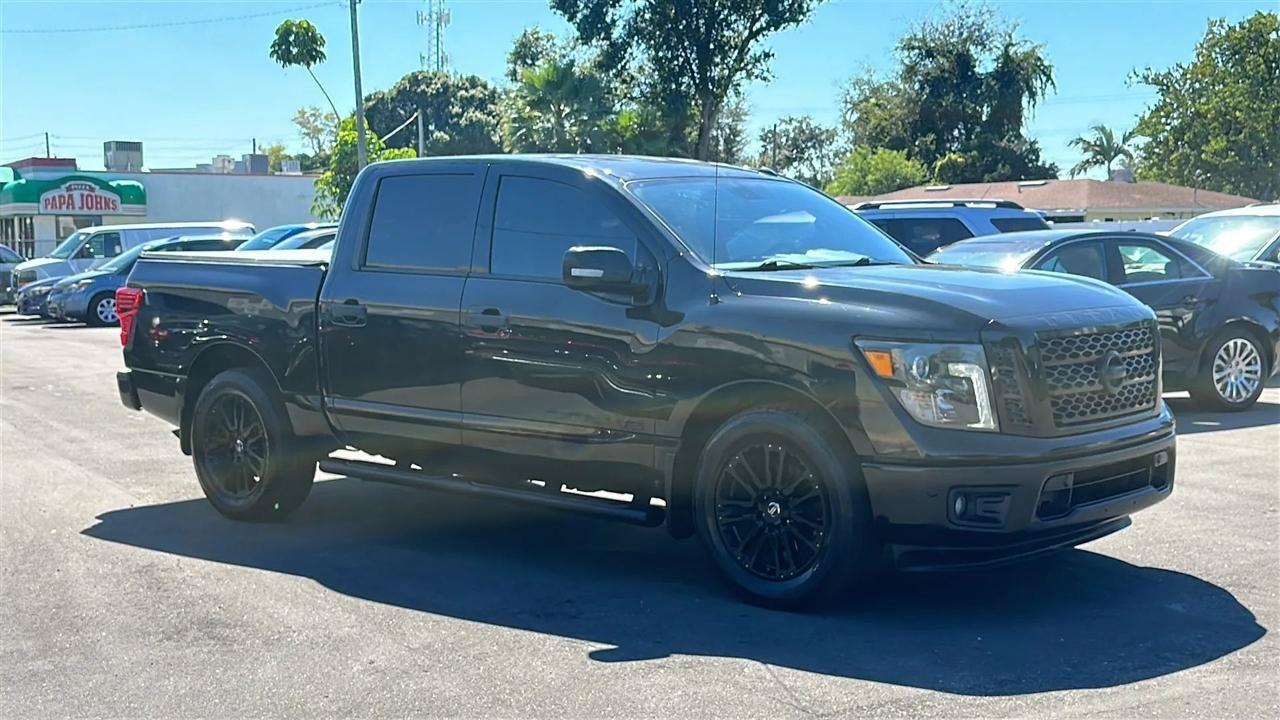 Used 2019 Nissan Titan SV w/ SV Convenience Package RWD image 3