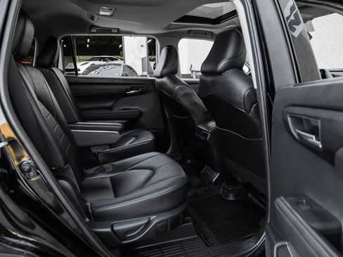 Used 2021 Toyota Highlander XLE image 46