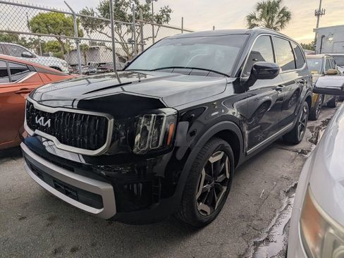 Used 2023 Kia Telluride EX w/ EX Captain's Chair Package FWD image 2