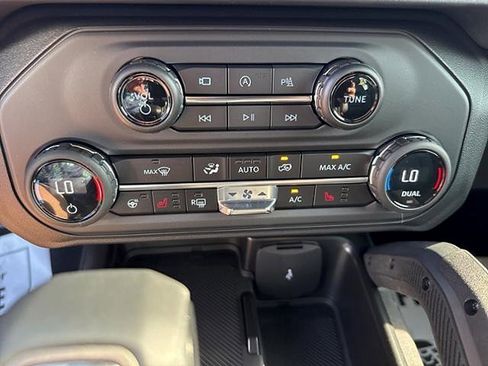 New 2025 Ford Bronco Outer Banks w/ Sasquatch Package AWD/4WD image 19
