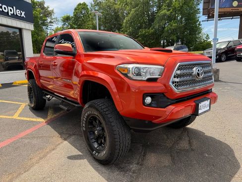 Used 2017 Toyota Tacoma TRD Sport w/ Tow Package (A/T) AWD/4WD image 5