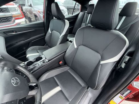 Used 2025 Toyota Camry SE image 10