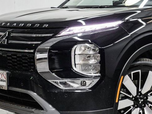 New 2025 Mitsubishi Outlander SE image 2