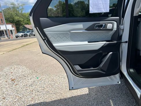 Used 2025 Ford Explorer Platinum w/ LUX Leather Package AWD/4WD image 15