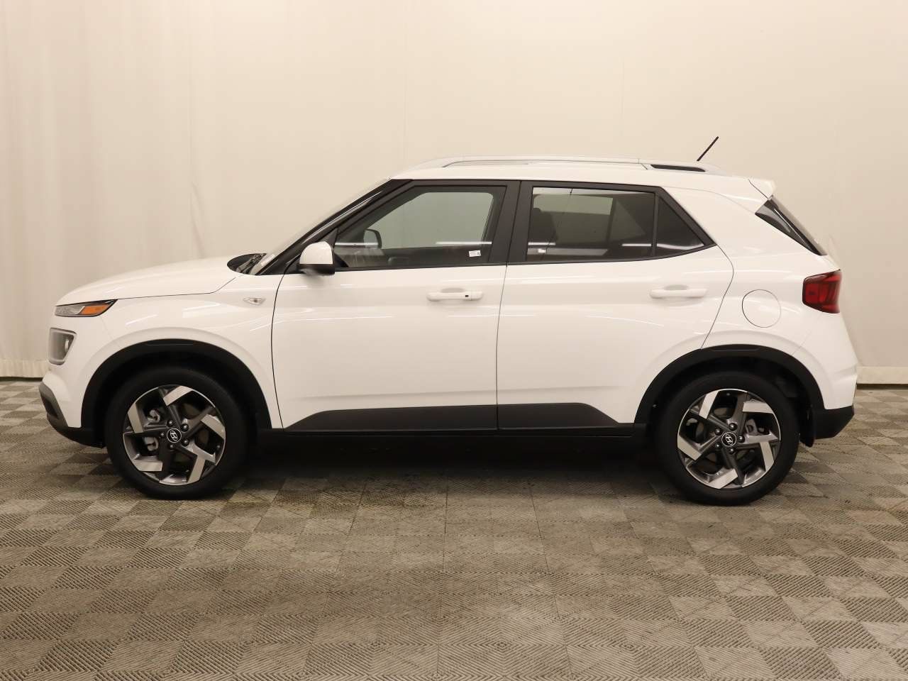 Used 2026 Hyundai Venue SEL FWD image 2
