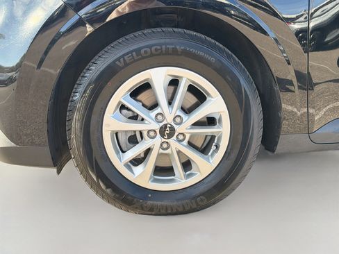 Used 2023 Kia Carnival LX image 41