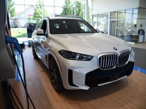 New 2026 BMW X5 xDrive50e w/ Executive Package AWD/4WD image 4