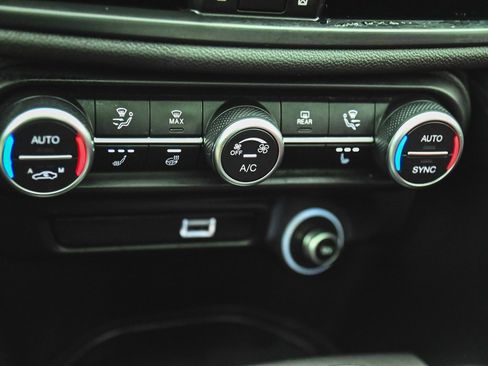 Used 2022 Alfa Romeo Giulia Veloce image 23