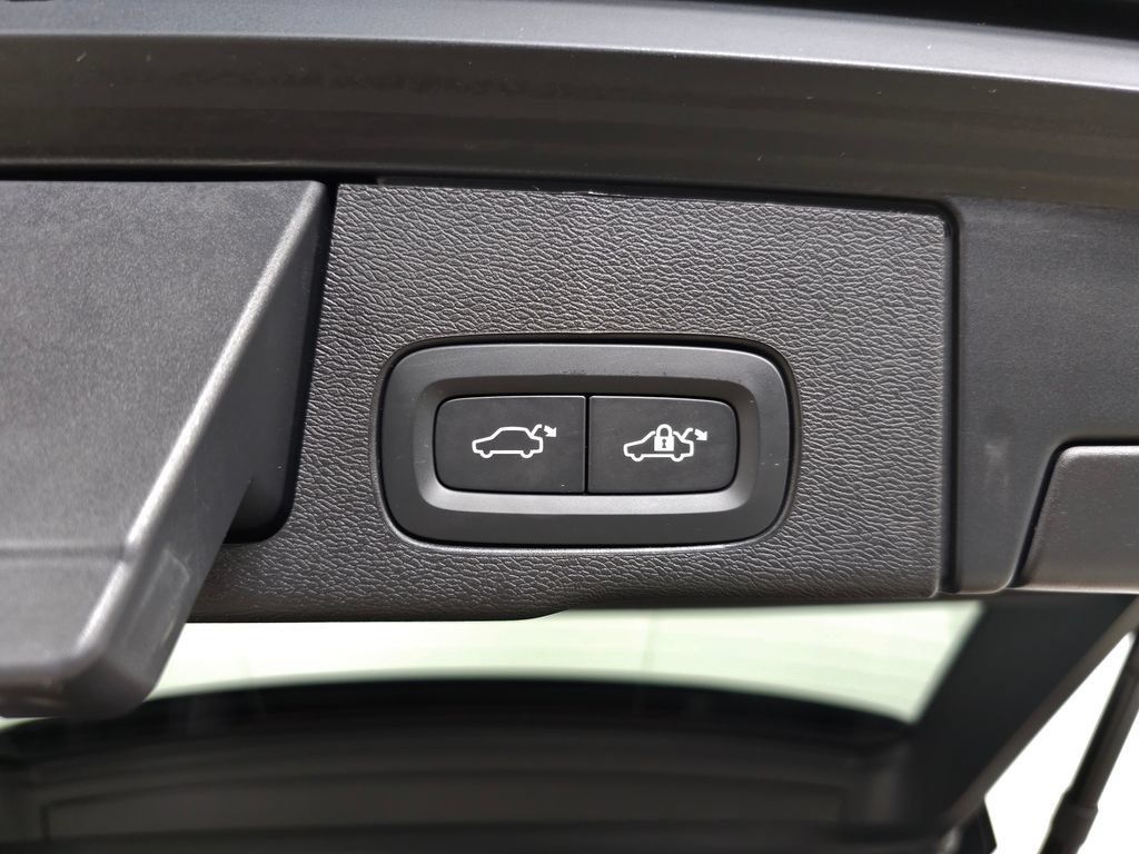 Used 2025 Volvo XC60 T8 Ultra w/ Protection Package Premier AWD/4WD image 8